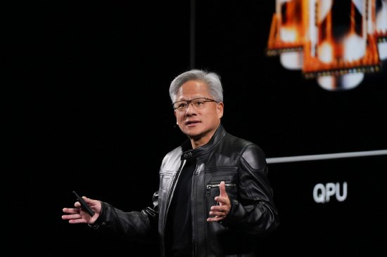 英伟达CEO黄仁勋：预计欧洲AI算力将在未来两(👓)年增长10倍